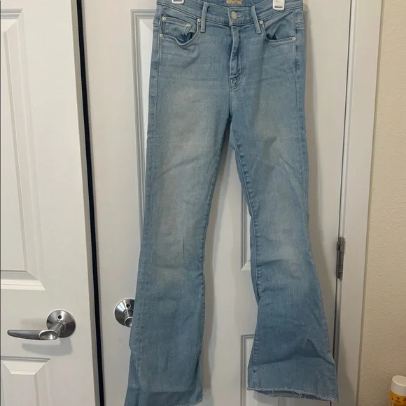 MOTHER The Weekender Fray Jeans in Swimming Pool Sunday - Picture 2 of 6